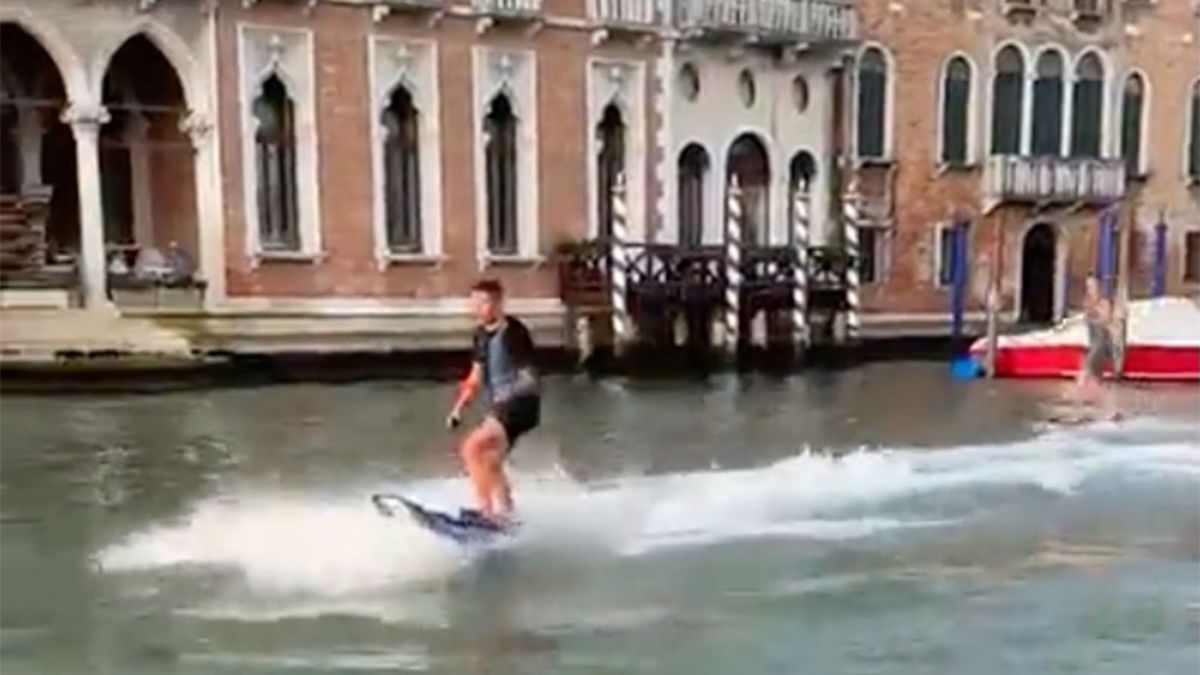 Video: Po benátských kanálech se proháněli dva surfaři. Vyjížďka je vyšla draho